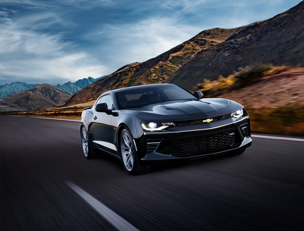 Обои Черный быстрый автомобиль Chevrolet Camaro SS,2018 года на трассе у гор