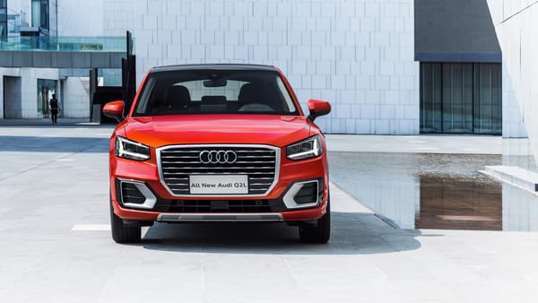 Обои Красный автомобиль Audi Q2 L 35 TFSI Quattro 2018 года вид спереди