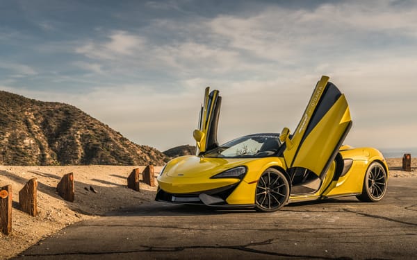 Обои Желтый спортивный автомобиль McLaren 570S,beach,2019 года с открытыми дверями