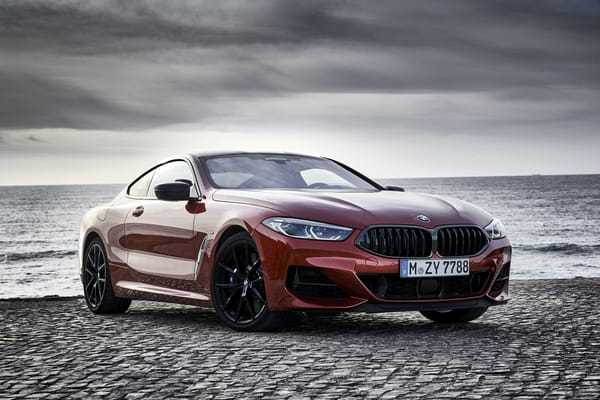 Обои Красный автомобиль BMW 8 Series на фоне моря