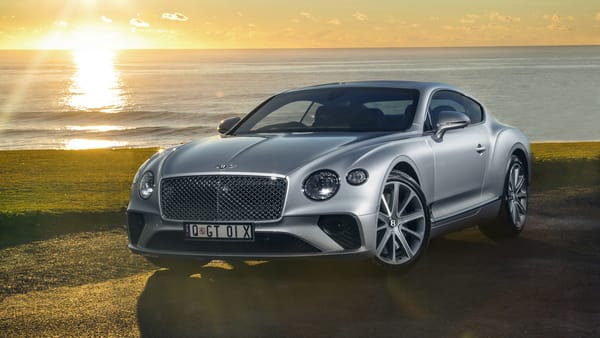 Обои Серебристый Bentley Continental GT 2018 года на фоне моря