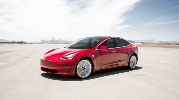 Обои Красный автомобиль Tesla Model 3,2018 года под красивым небом