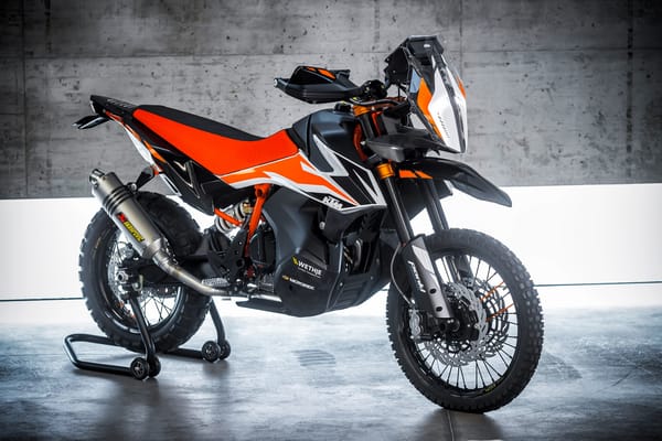Обои Мотоцикл KTM 790,2019 года на сером фоне