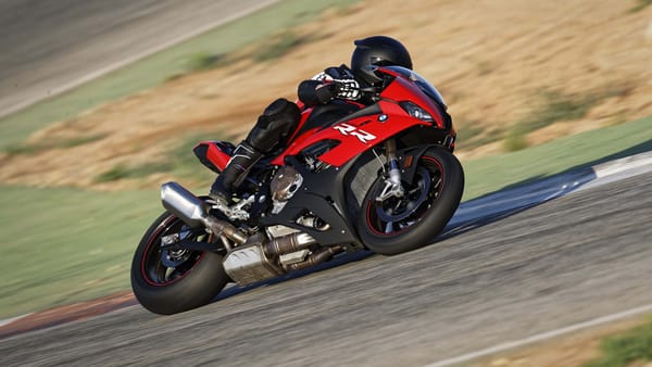 Обои Гонщик на мотоцикле BMW S1000 совершает крутой поворот