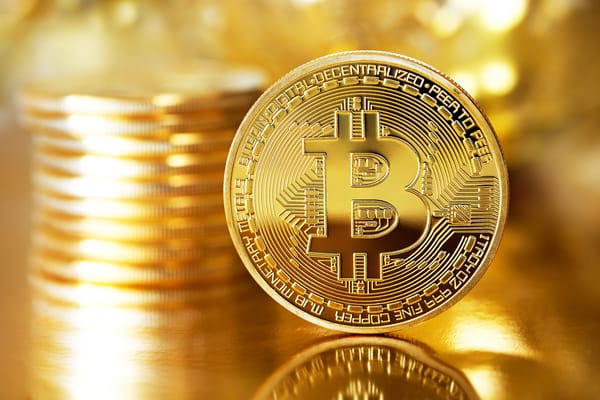 Обои Золотая монета Биткоин крупным планом