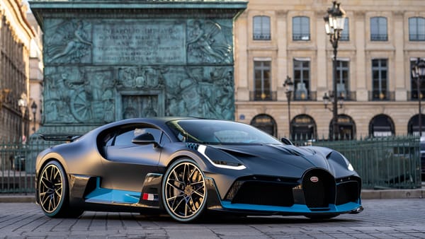 Обои Черный автомобиль Bugatti Divo на улице Парижа