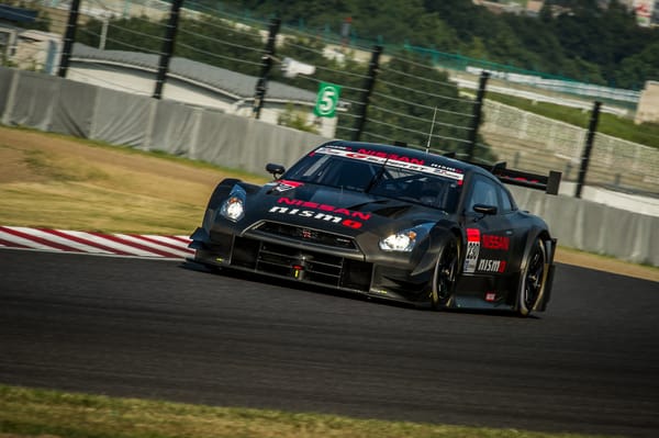 Обои Автомобиль Nissan GT-R Nismo 2014 на дороге